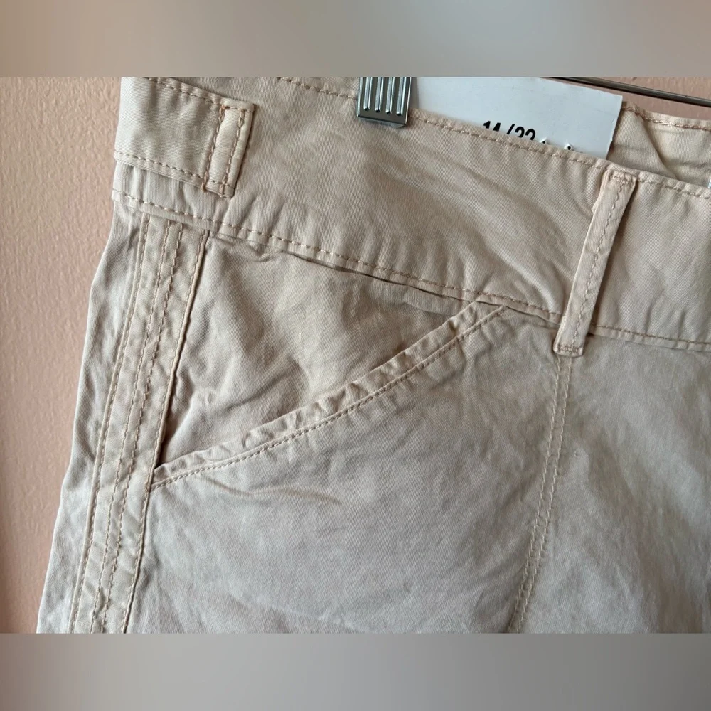 NWT Kensie Women's Beige Shorts with pockets in size 14/32.